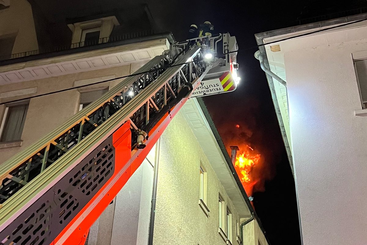 Stuttgart – Feuerwehrmann bei Brand von Dachstuhl verletzt