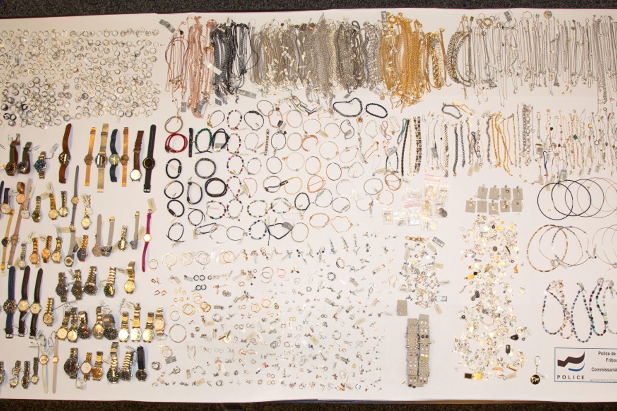 Avry-sur-Matran FR - Vier Personen nach Einbruch in eine Bijouterie festgenommen