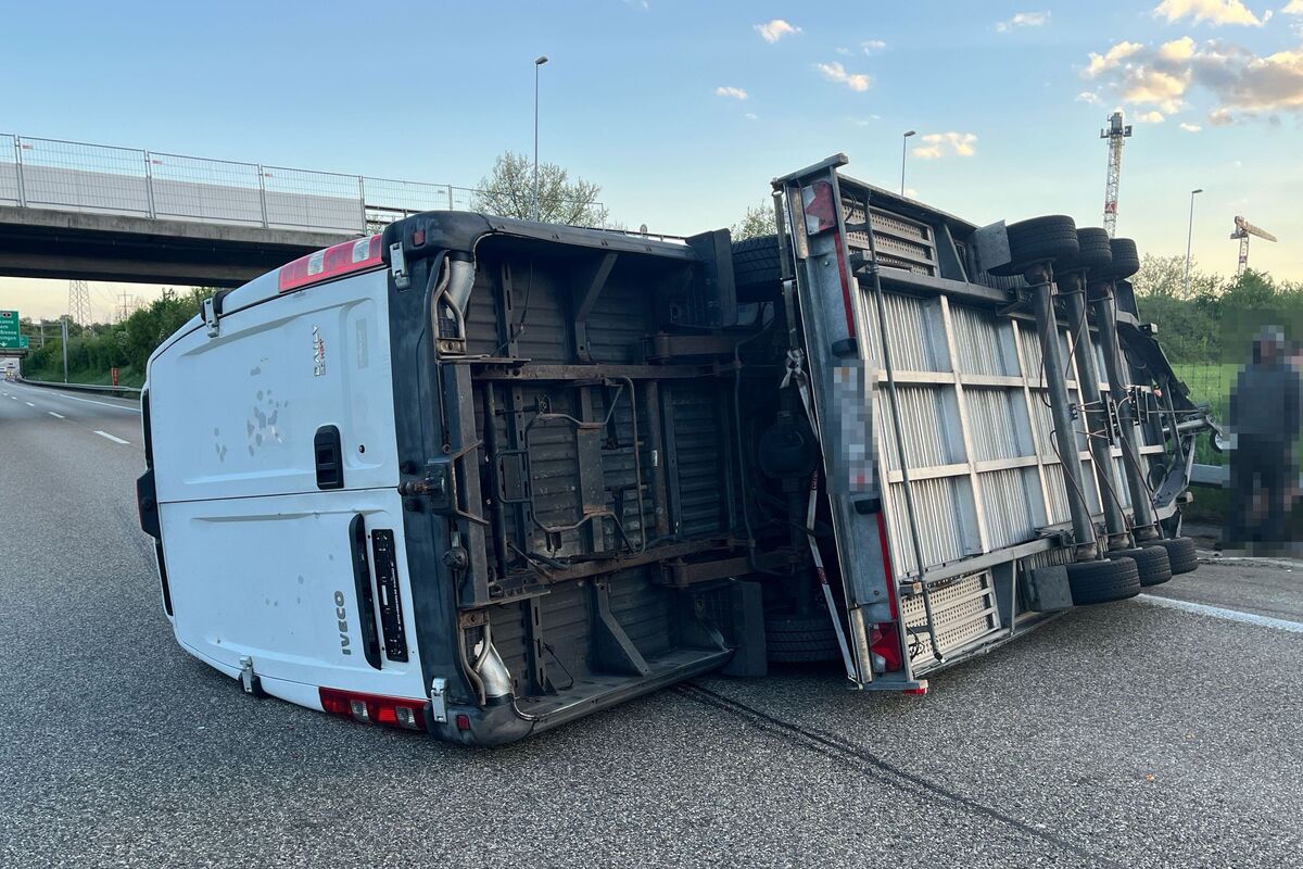 A2 Egerkingen SO – Anhänger kippt bei Selbstunfall