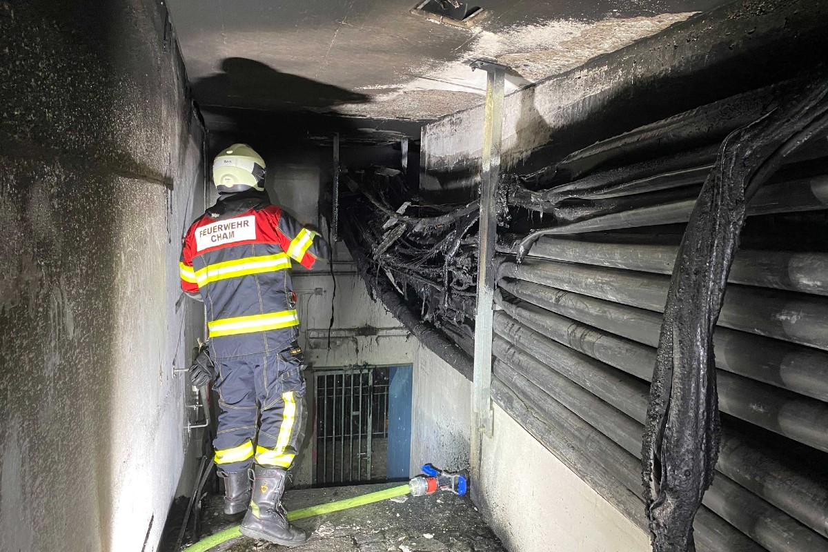 Cham ZG - Feuer in an einem Leitungskanal – Festnetztelefonie aktuell unterbrochen