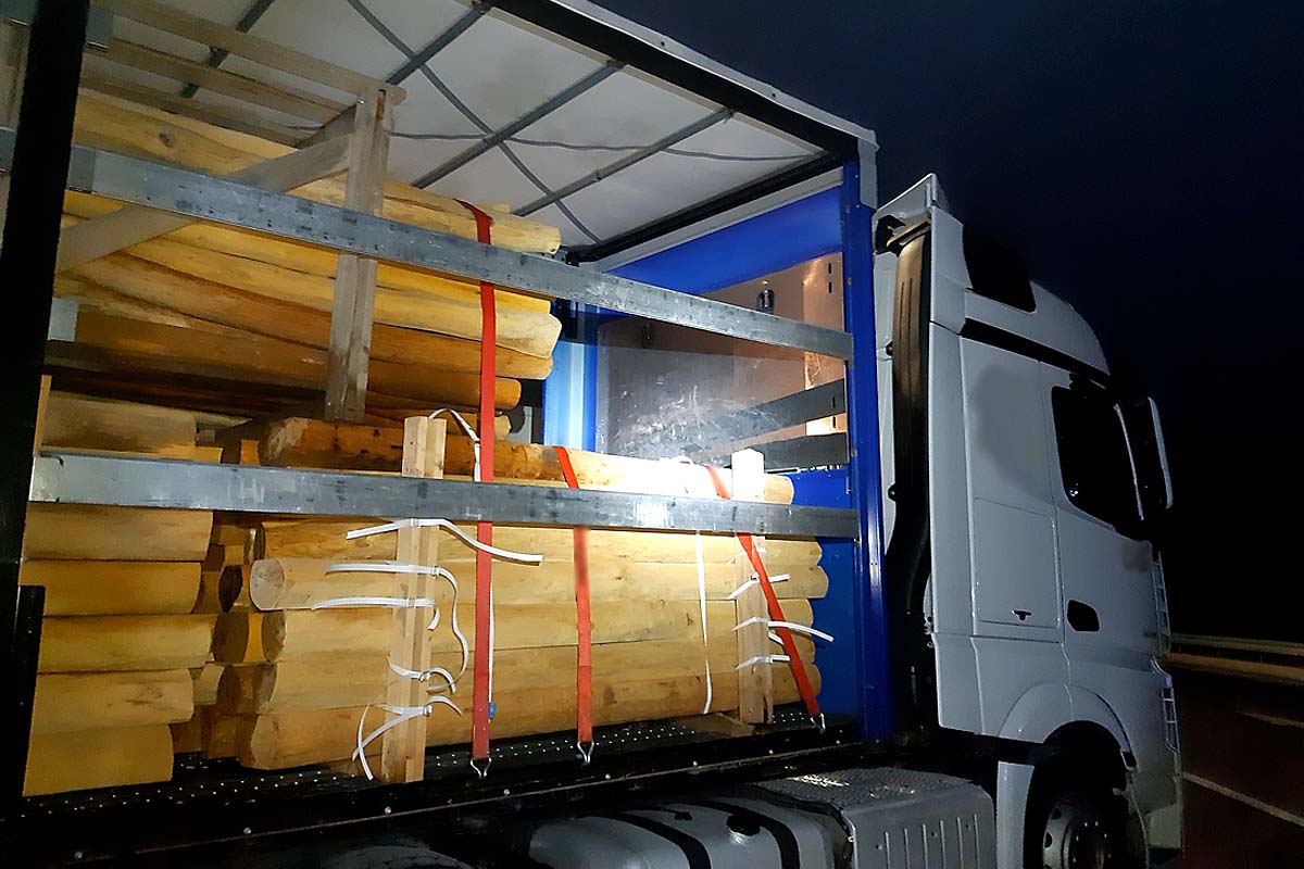 Lebensgefährliche Schleusung endet bei Rosenheim - Tagelang auf Ladefläche zwischen Baumstämmen!