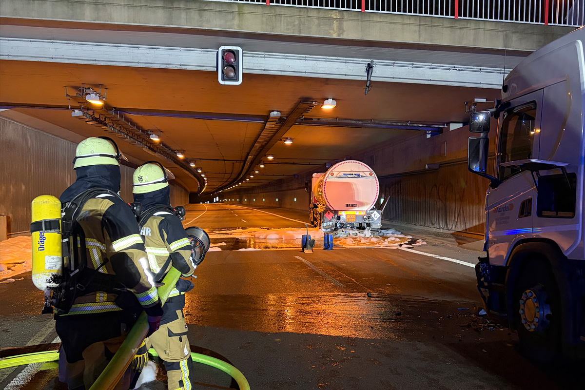 A52 Essen – Gefahrguteinsatz nach Unfall mit Tanklastern