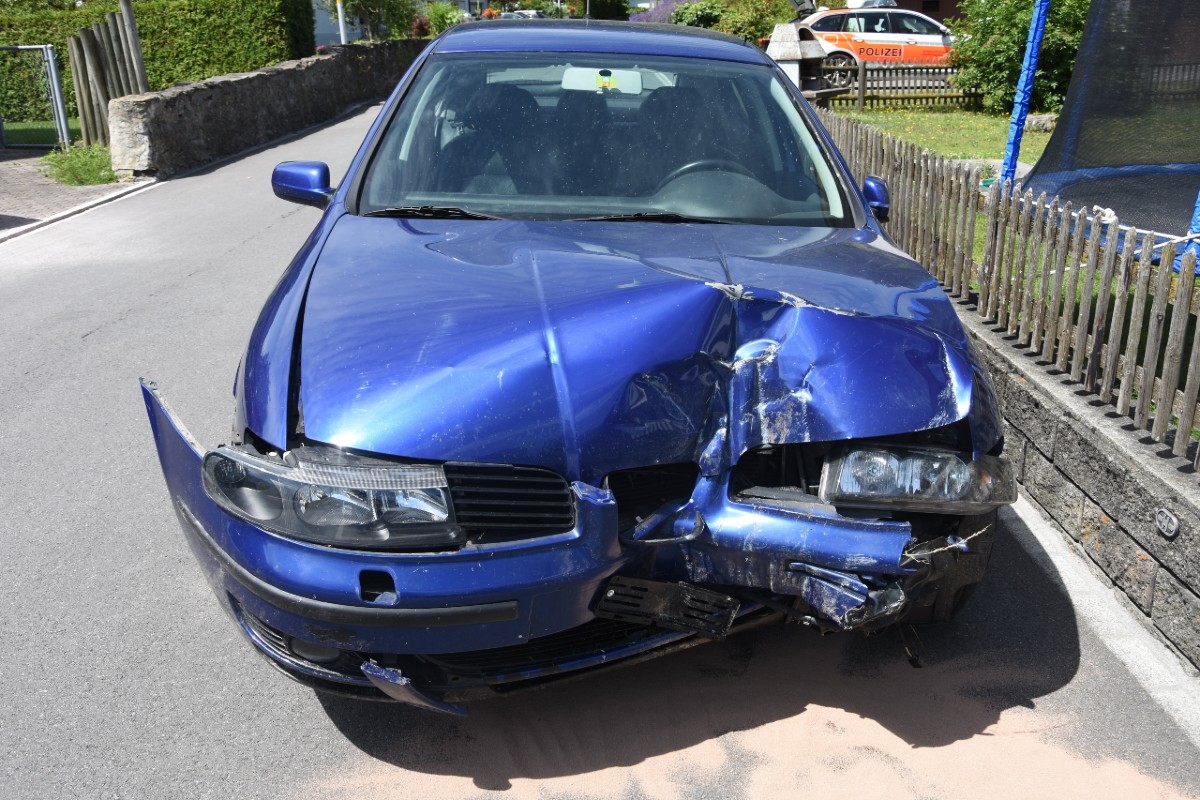 Weite SG - 21-Jähriger baut Totalschaden und fährt trotzdem weiter!