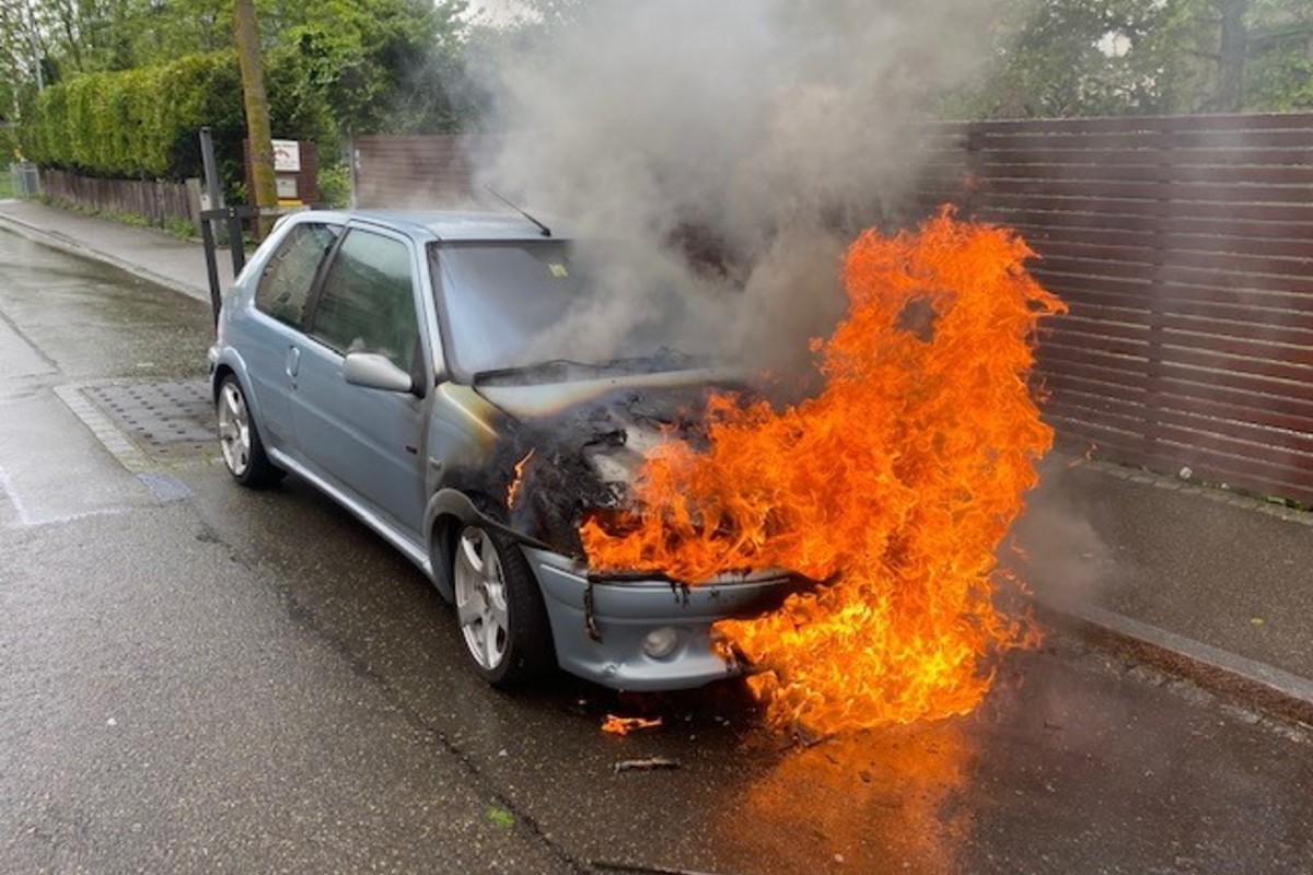  Totalschaden in Rorschach SG - Parkierter Peugeot brennt 