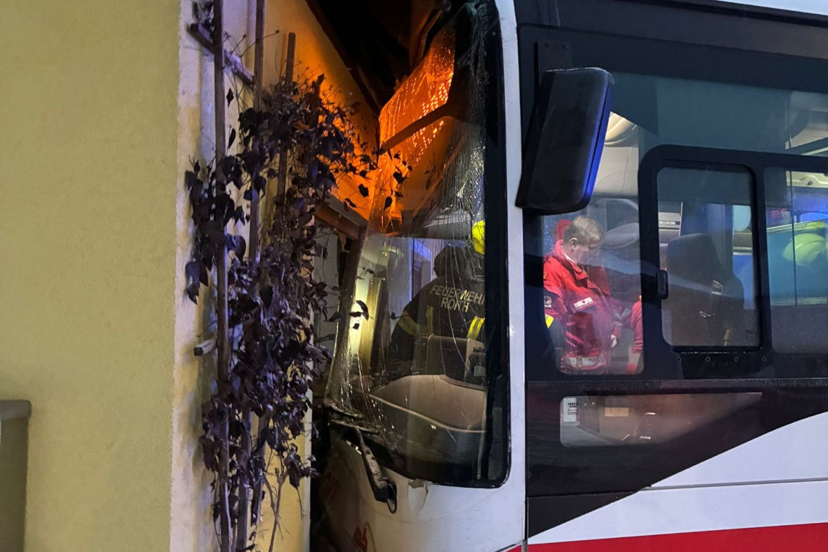 Unfall in Ebensee – Bus prallt gegen Garagenmauer