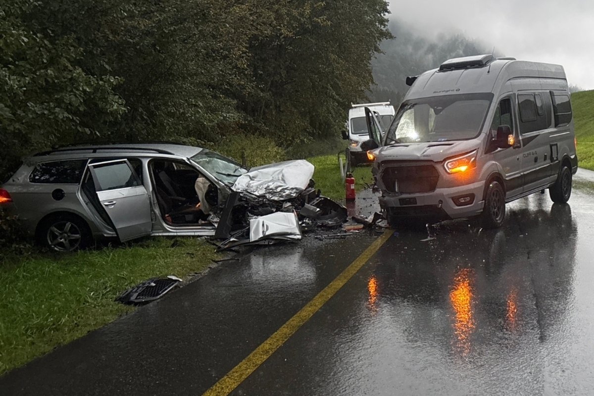 Engelberg OW – Frontalunfall zwischen Auto und Wohnmobil