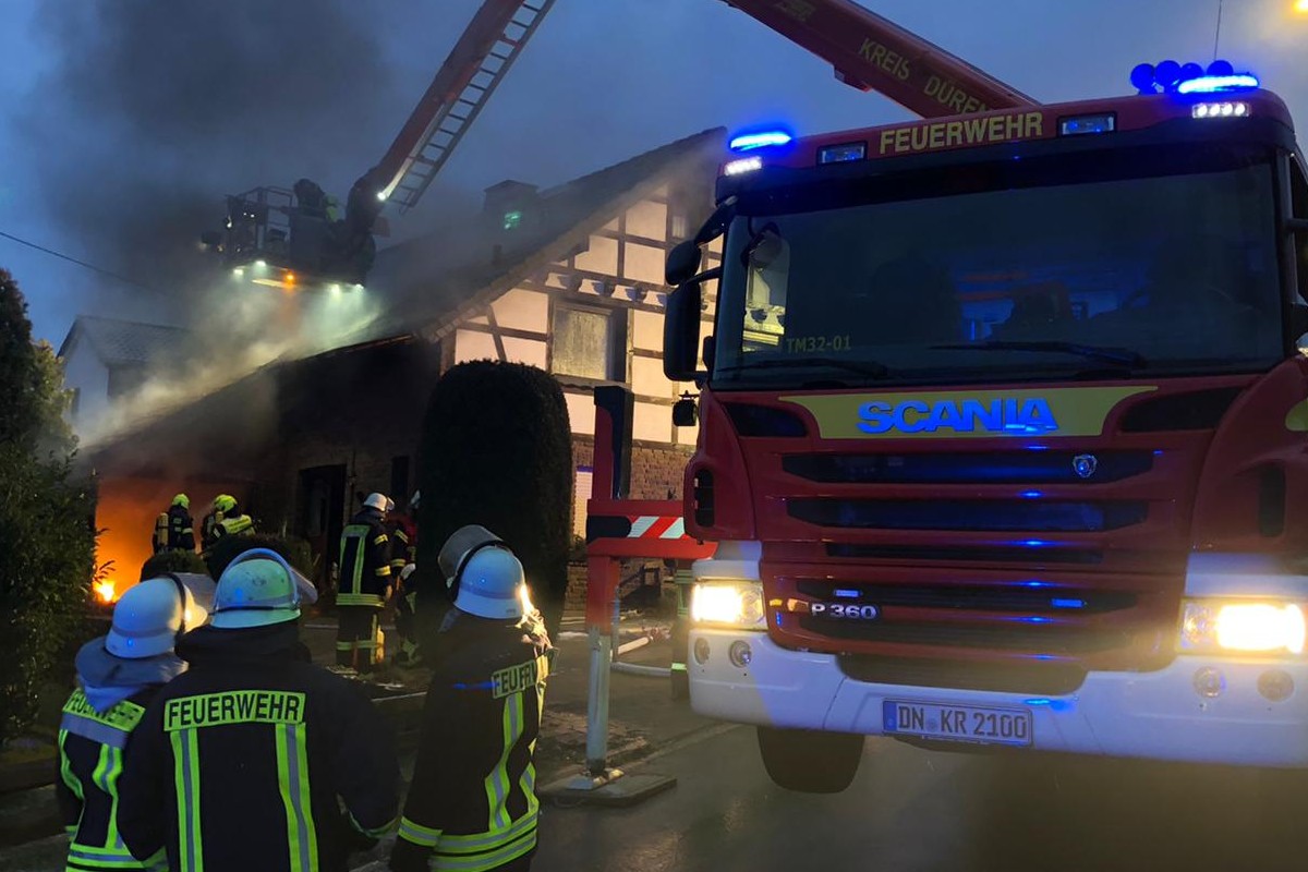Brand einer Garage in Nideggen – 90 Einsatzkräfte vor Ort