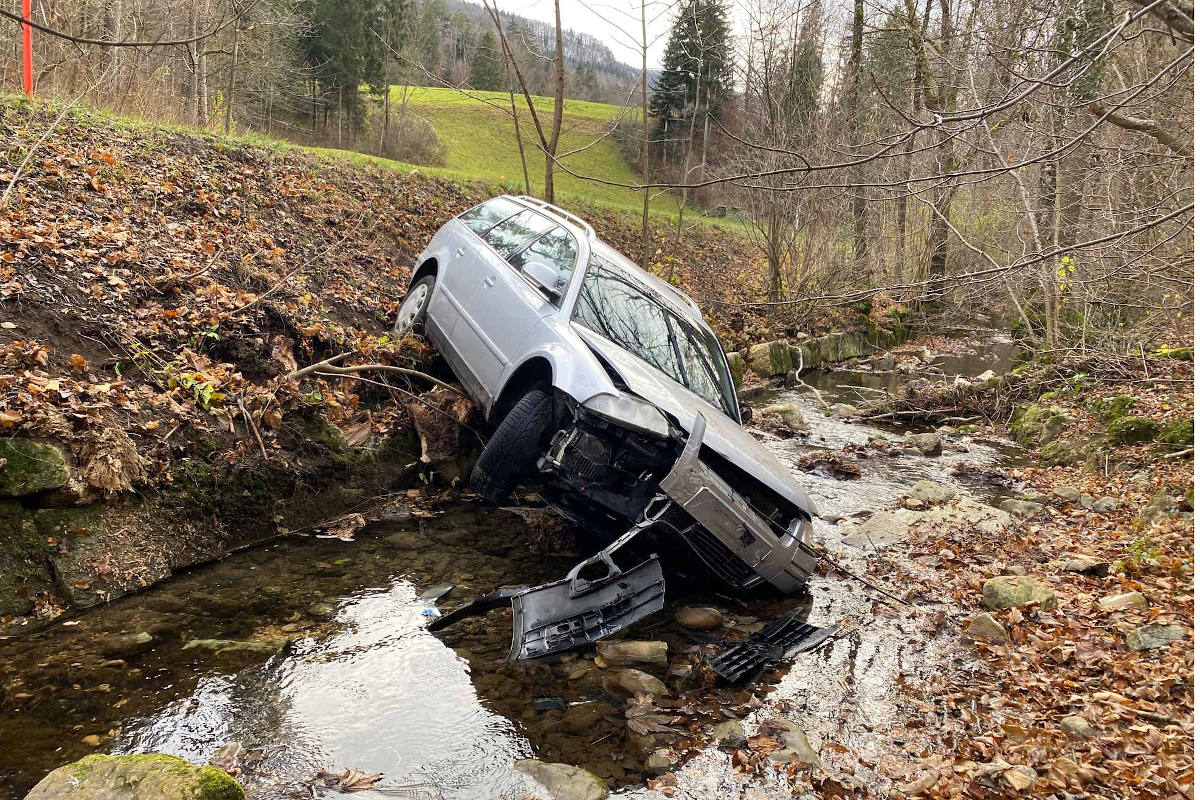 Holderbank SO – Auto nach Selbstunfall aus Bach geborgen