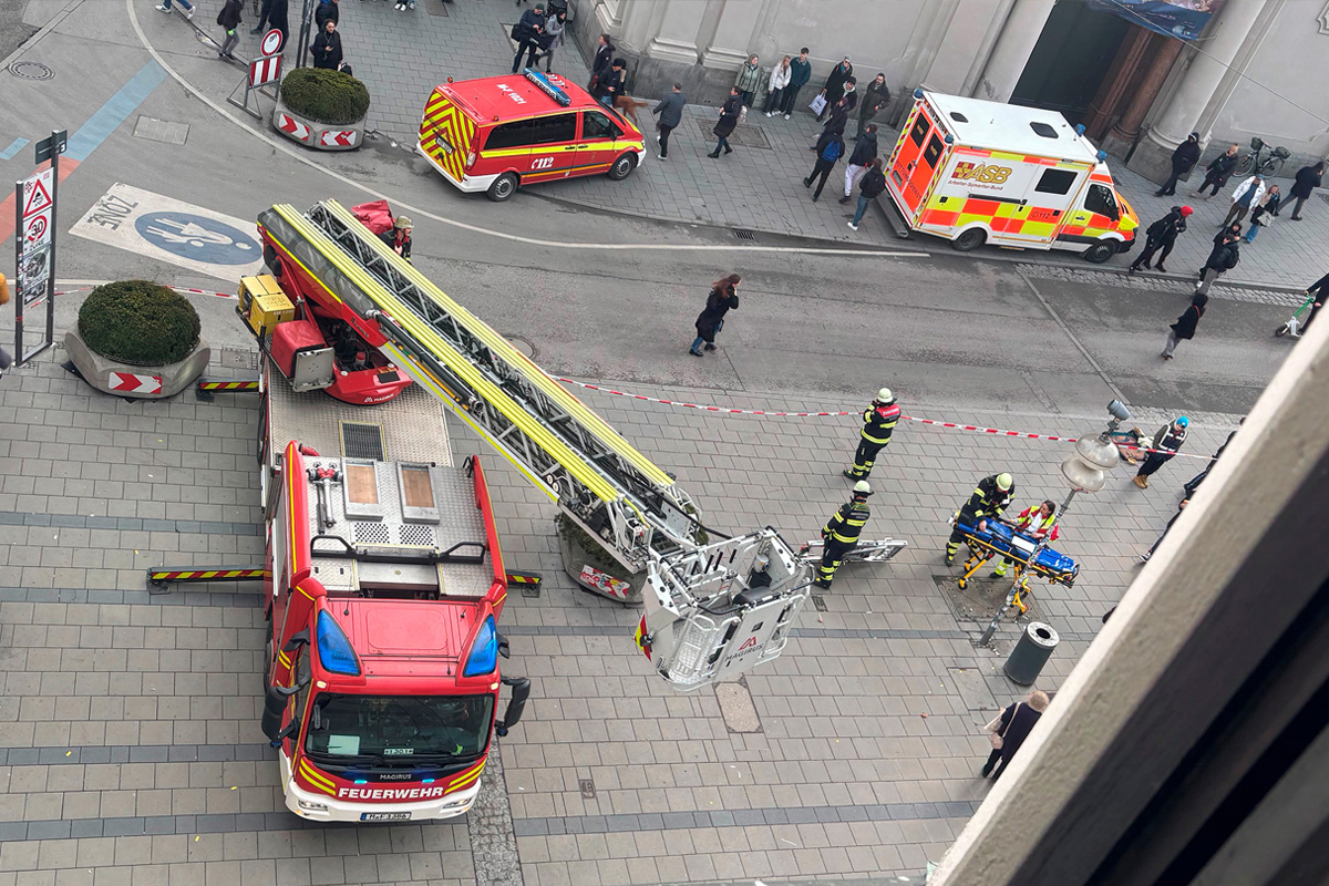 München – Drehleiter rettet kollabierten Mann aus Spielzeugmuseum