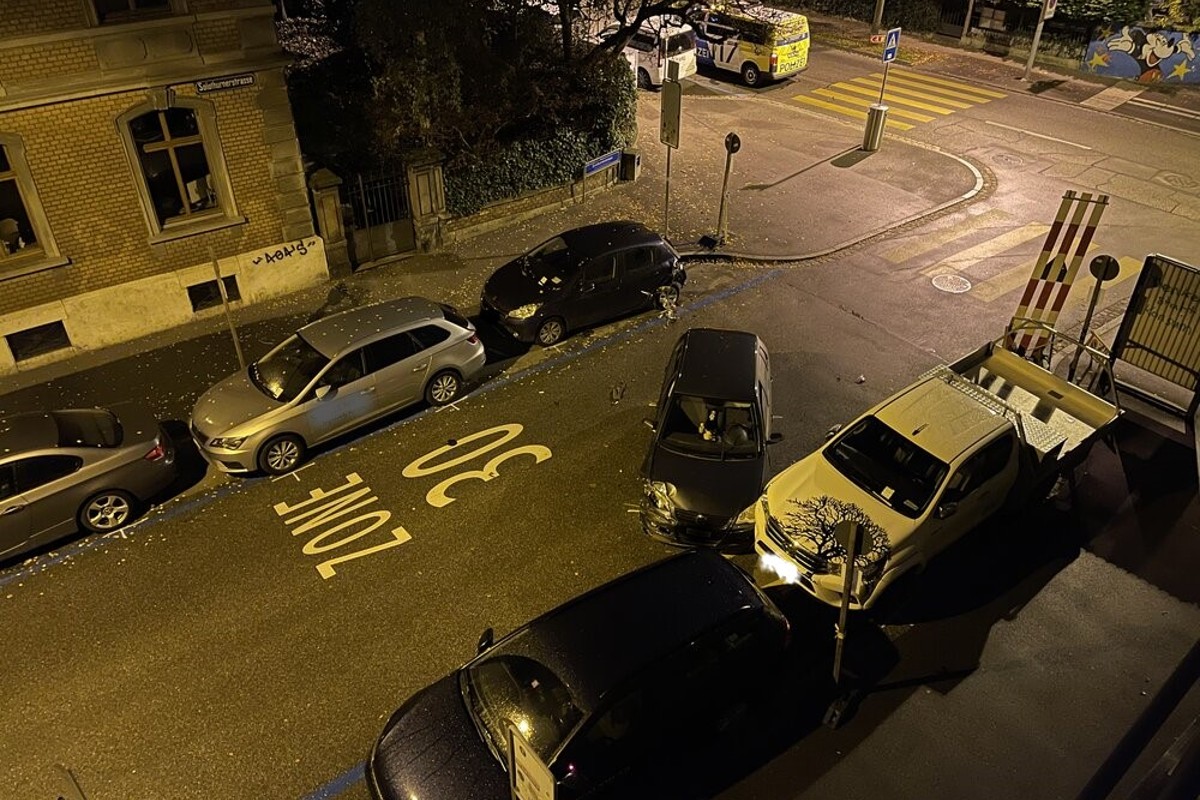 Basel - Junglenkerin auf Probe verursacht Verkehrsunfall im Gundeli - Strasse gesperrt