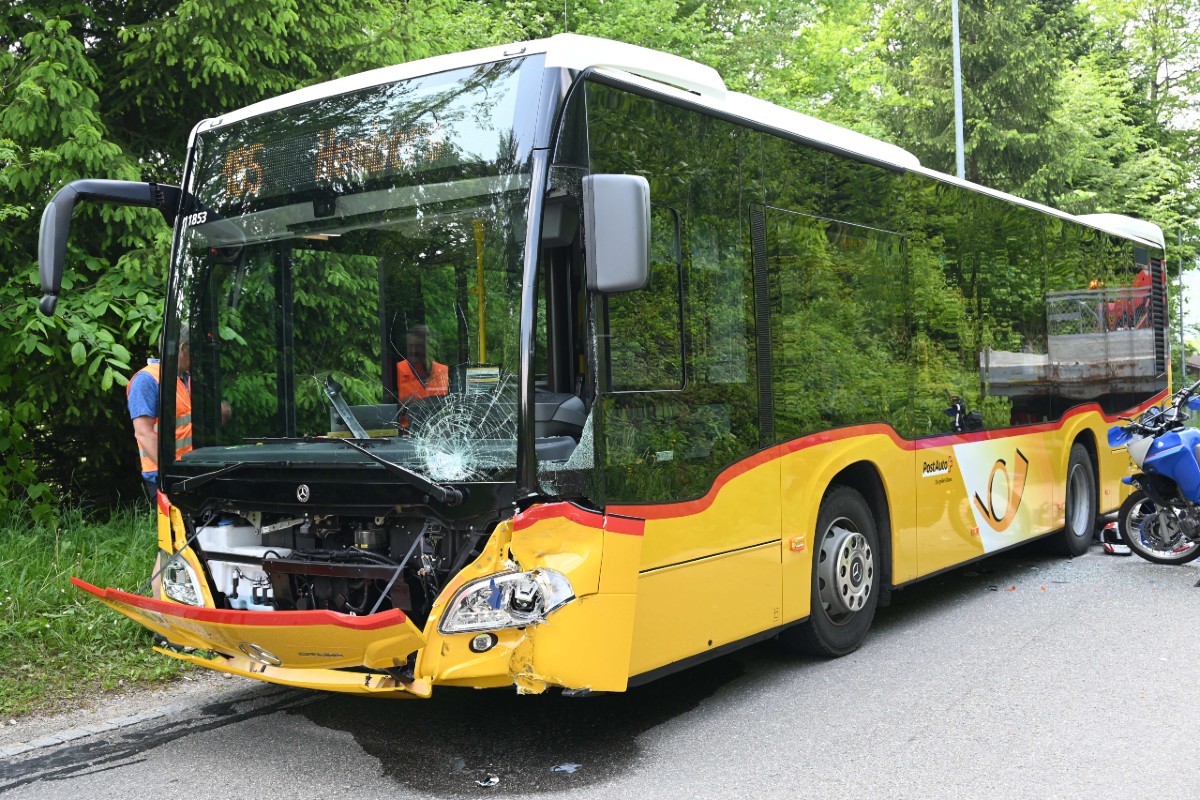 Unfall gestern in St. Peterzell SG - Frontalkollision mit Postauto