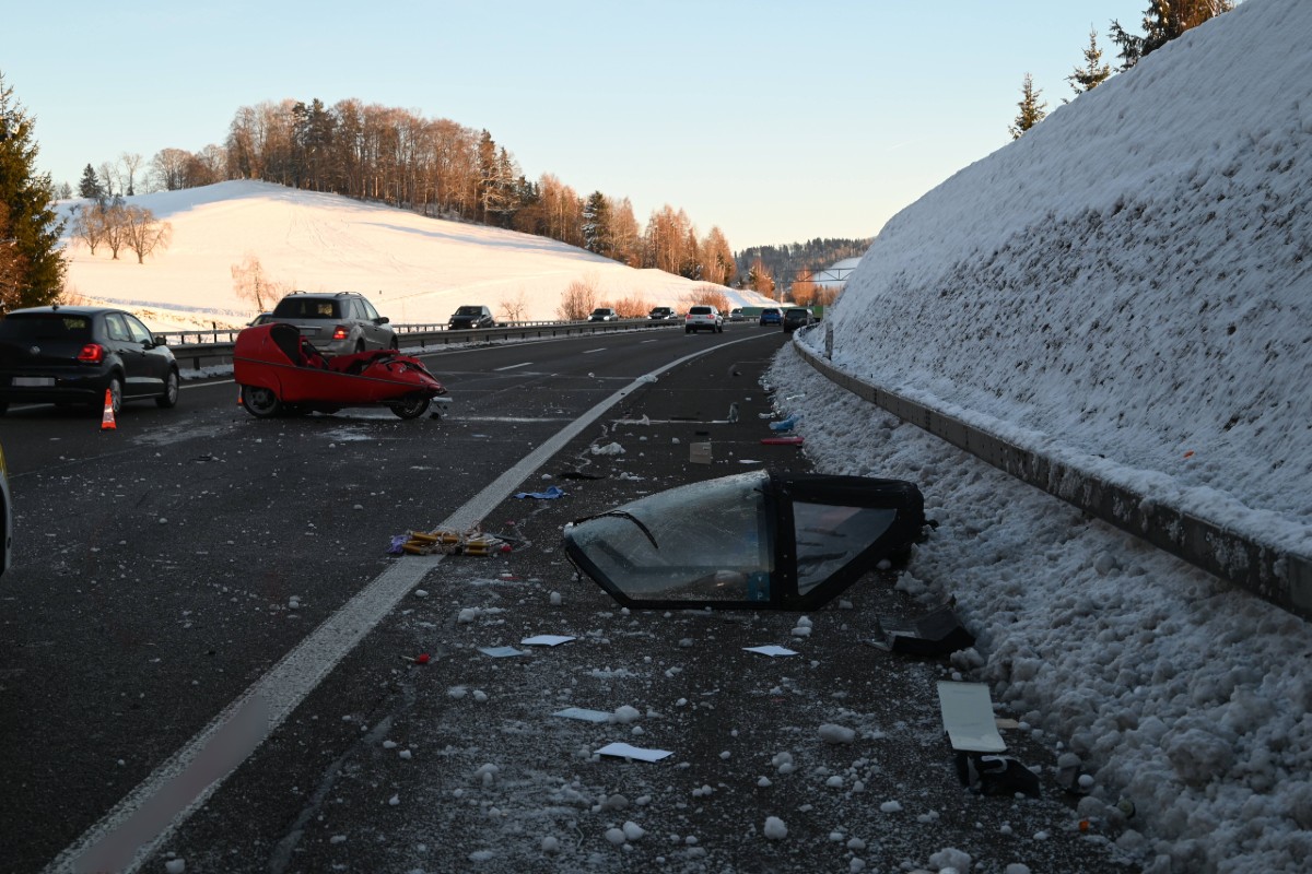 Gossau SG - Unfall zwischen Autos und rotem Twike auf A1