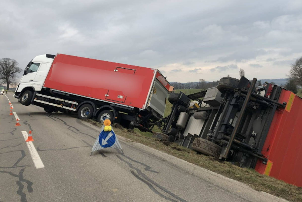 Düdingen FR – Vollsperrung nach Unfall mit Lastwagen