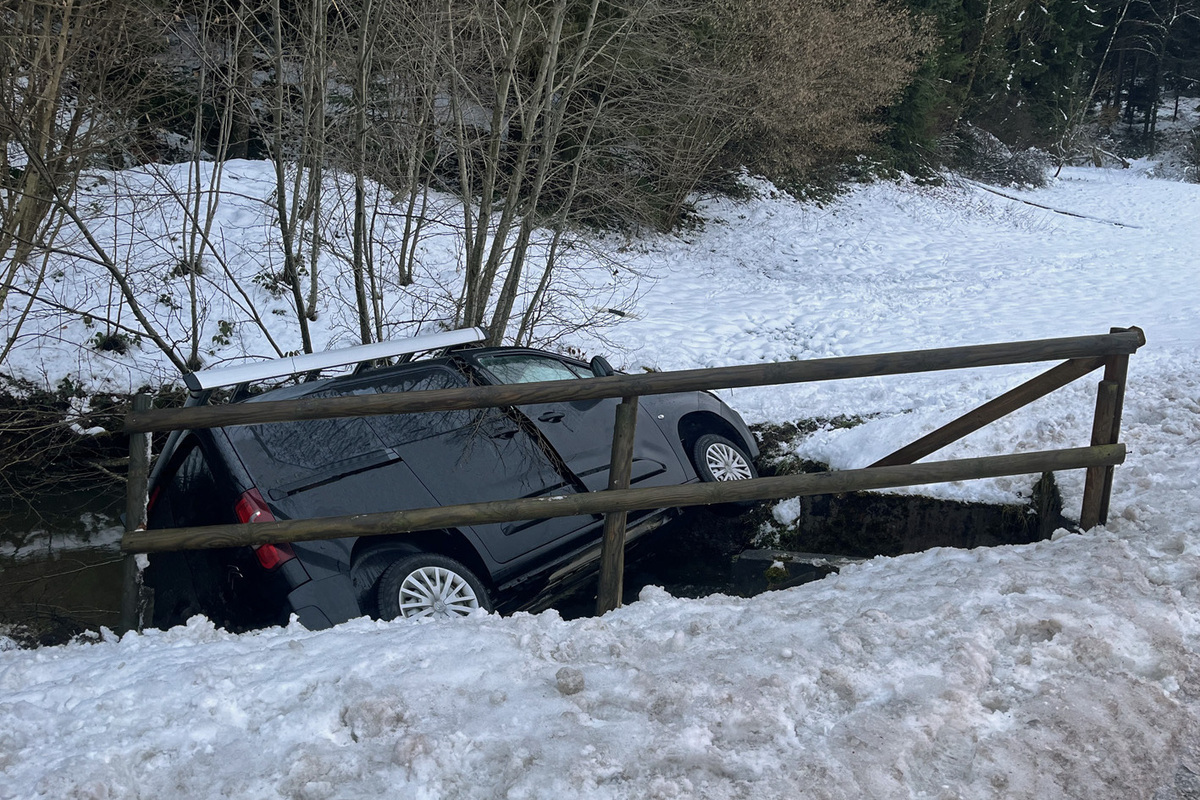 Ufhusen LU - Auto auf vereister Fahrbahn verunfallt 