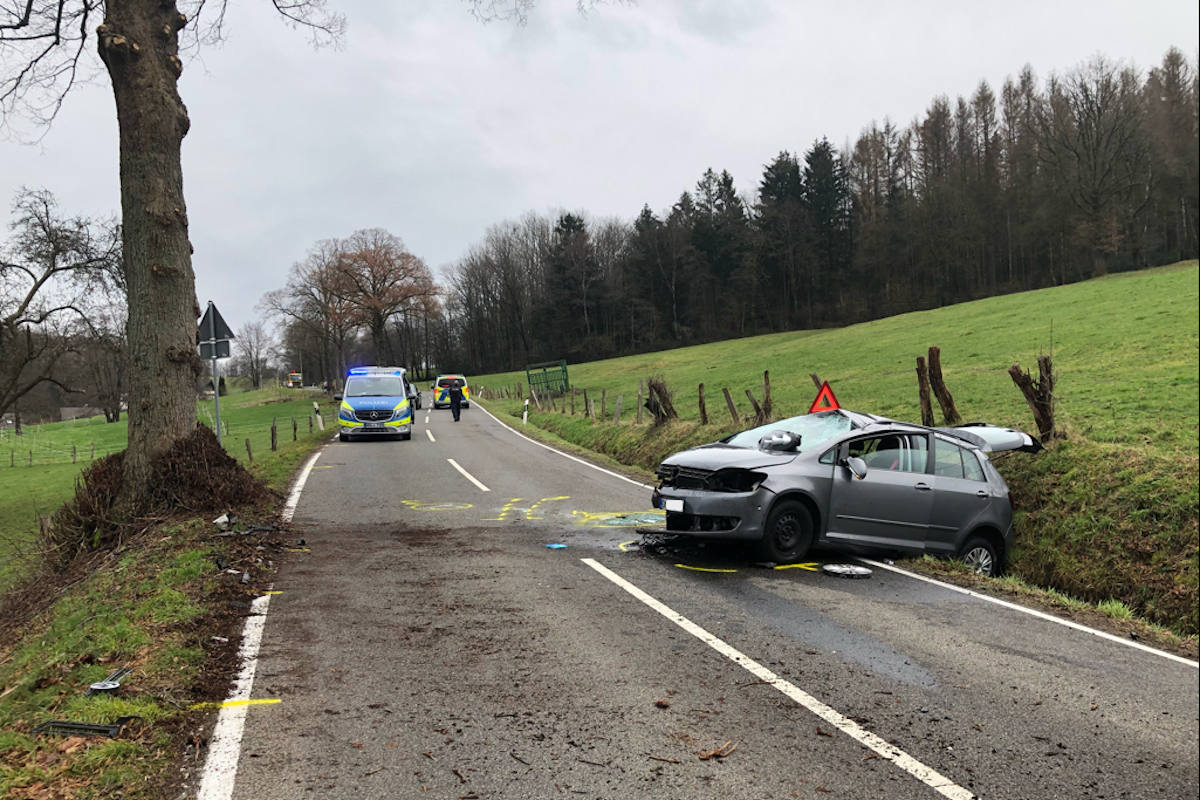 Engelskirchen – 20-Jährige prallt gegen Baum und überschlägt sich