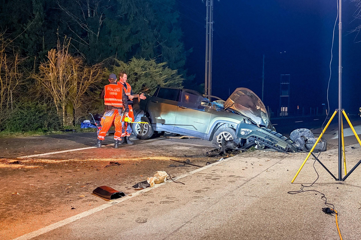 Bachs ZH - Lenkerin nach Selbstunfall mit Auto verletzt