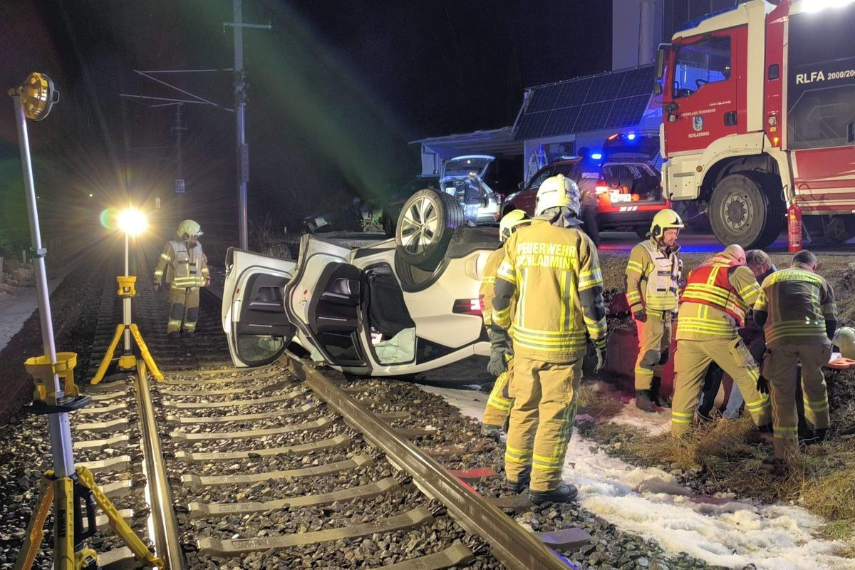 Schladming – Pkw landet nach Unfall auf Bahngleisen