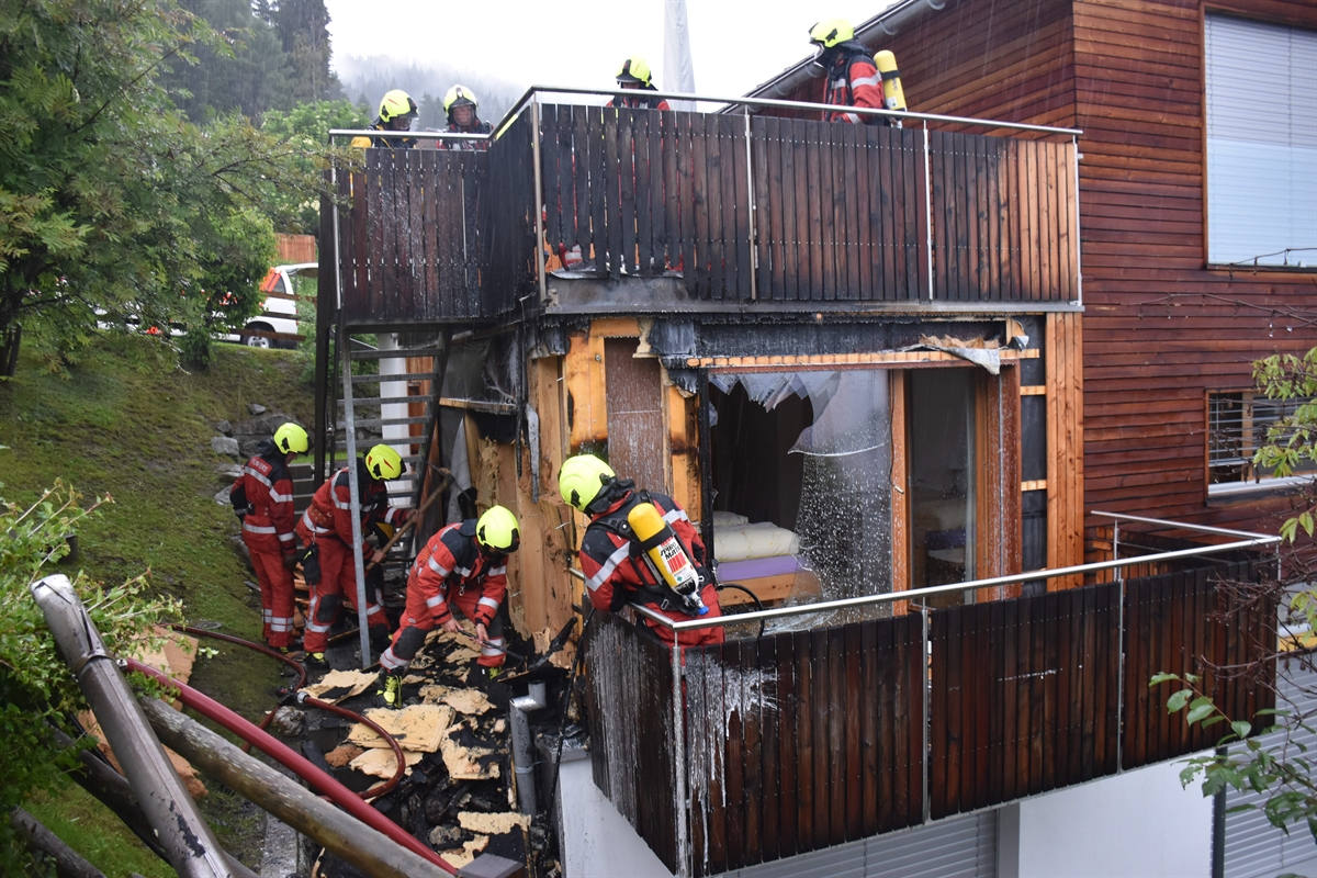 Brigels GR – Grosseinsatz der Feuerwehr bei Fassadenbrand