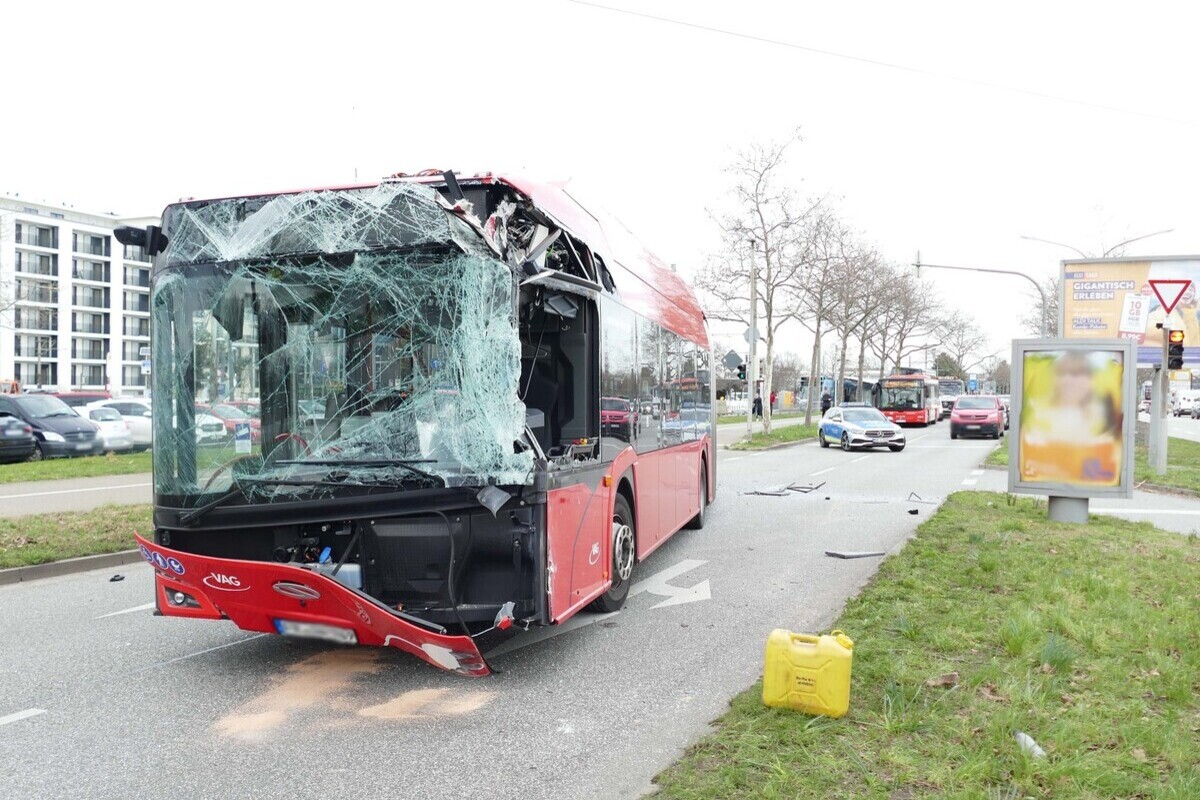 Freiburg - Kollision zwischen LKW und Linienbus 