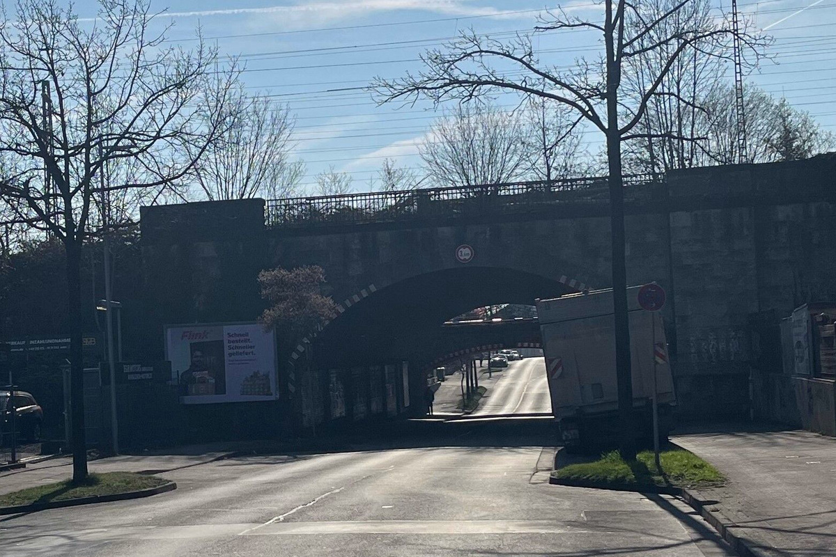 Bielefeld – Kind (9) bei Unfall mit Fahrschulauto schwer verletzt