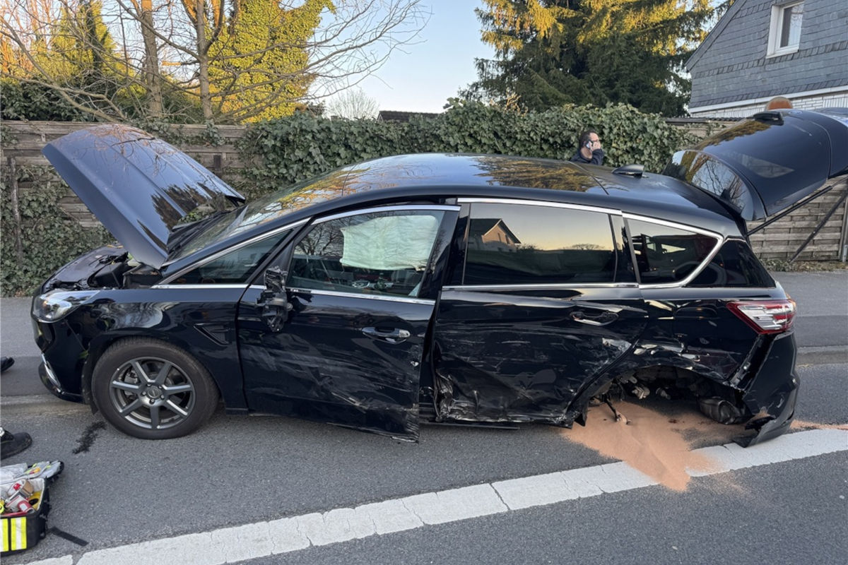 Wülfrath – Auto gerät in Gegenverkehr und verursacht Unfall