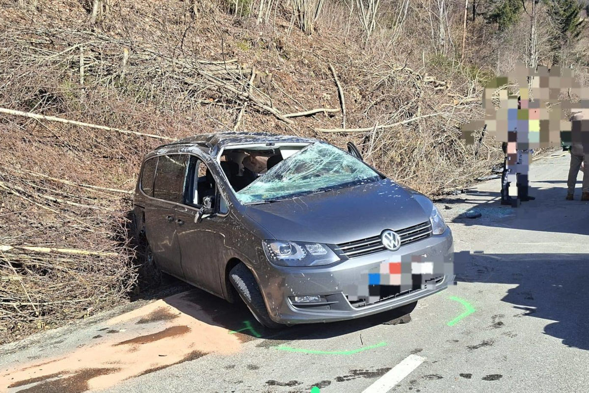 Lölling – Auto überschlägt sich nach Unfall zweimal
