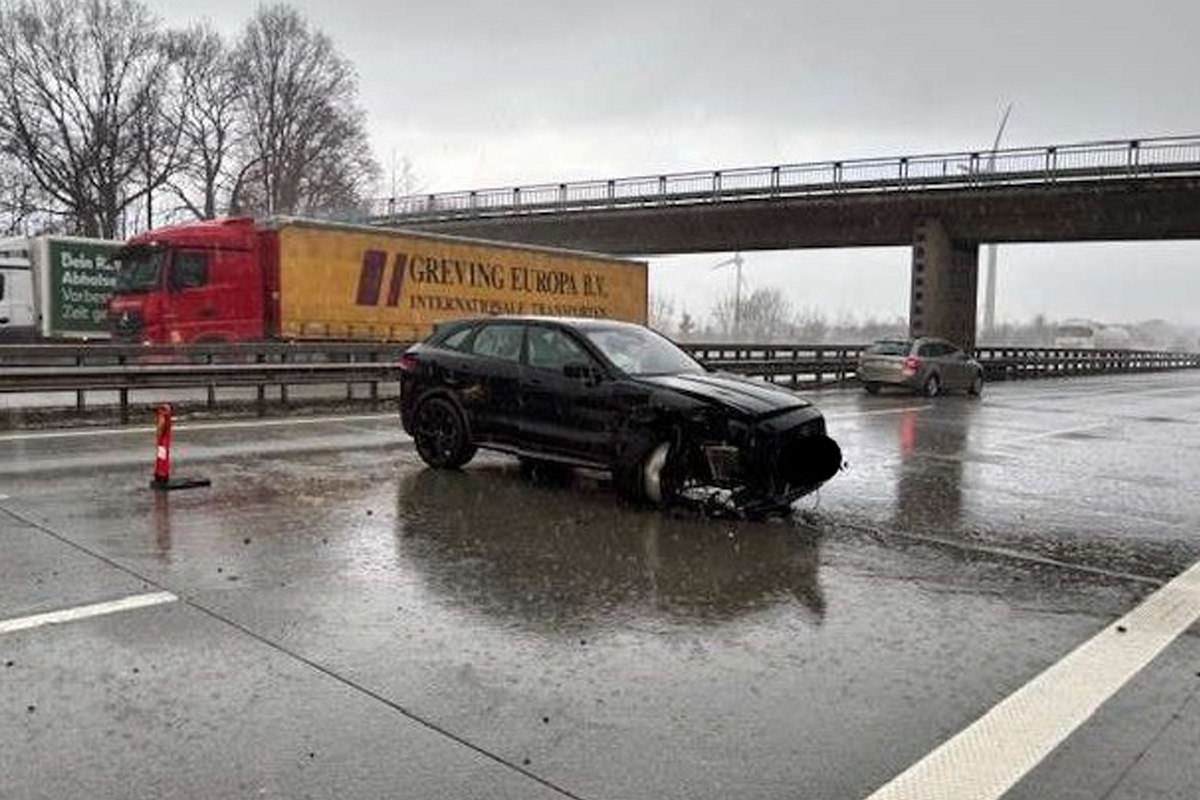 A1 Reeßum – Jaguar schleudert bei Glätte in Leitplanke