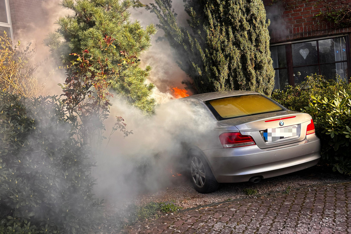 Schermbeck – Auto brennt nahe Gebäude