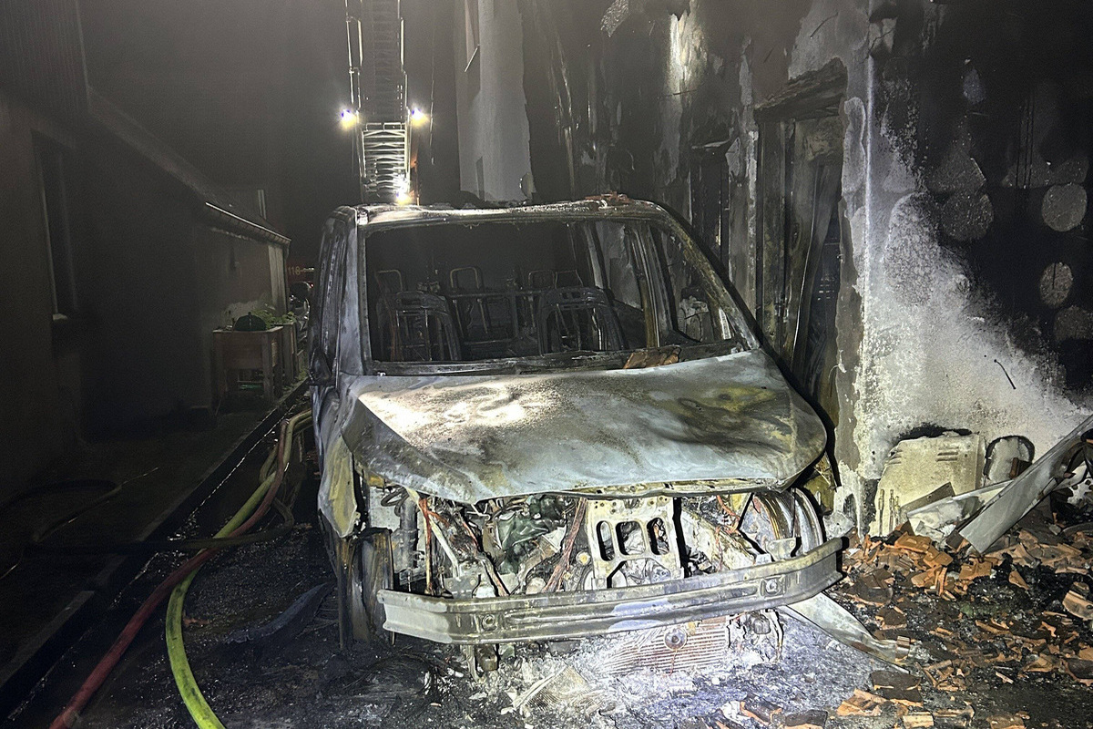 Villnachern AG - Auto vollständig ausgebrannt - Flammen greifen auf Haus über