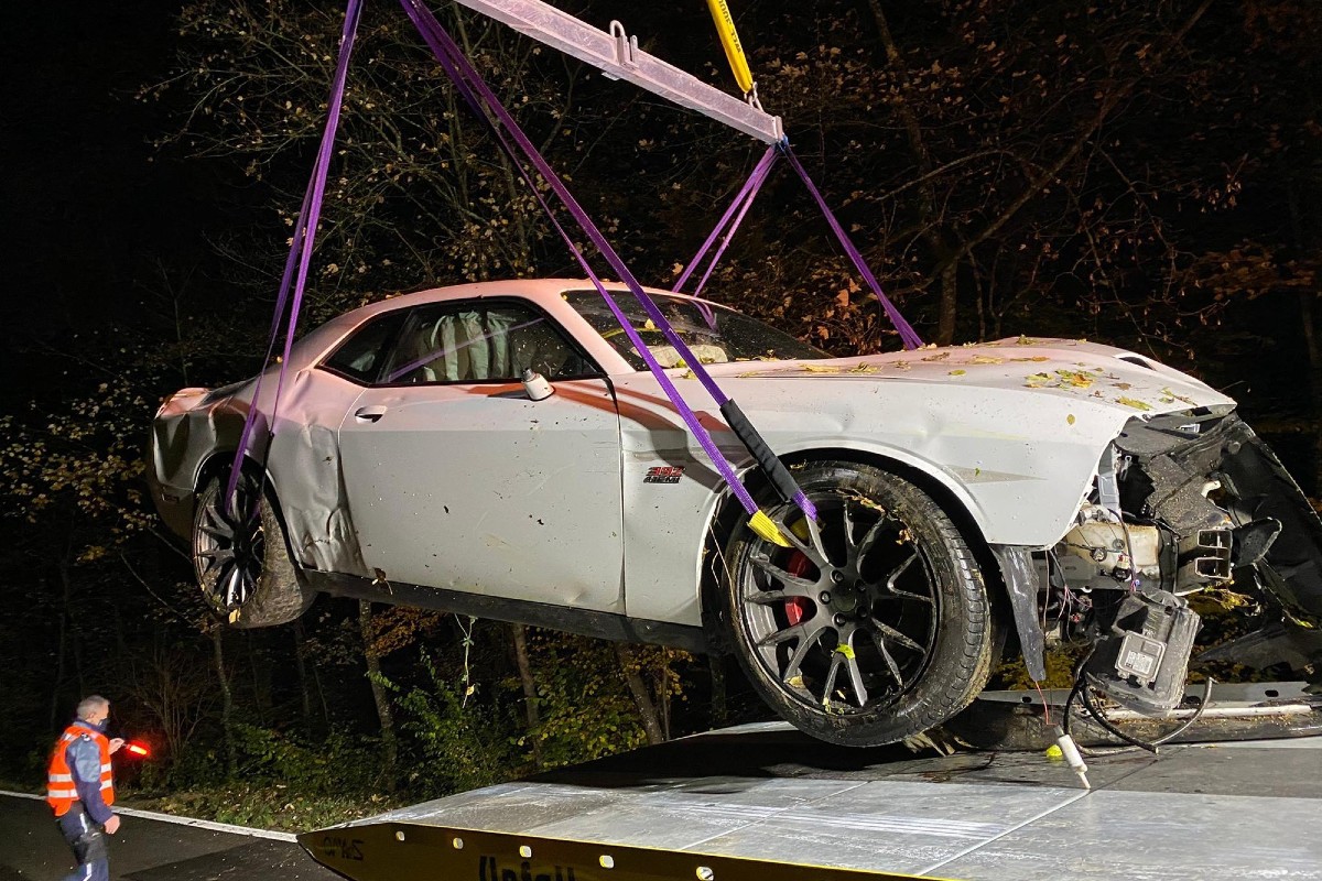 Spektakulärer Unfall in Bad Zurzach AG - Überholmanöver mit leistungsstarkem Dodge Challenger endet in einem Bachbett