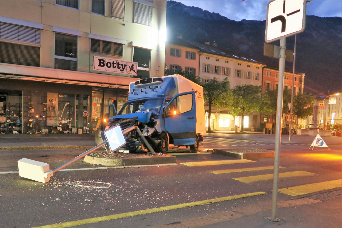 Spektakulärer Verkehrsunfall in Glarus - Verhängnisvoller Blick aufs Navigationsgerät!