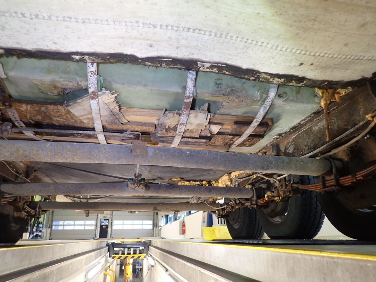 Erstfeld UR - Italienisches Sattelmotorfahrzeug infolge diverser technischer Mängel stillgelegt