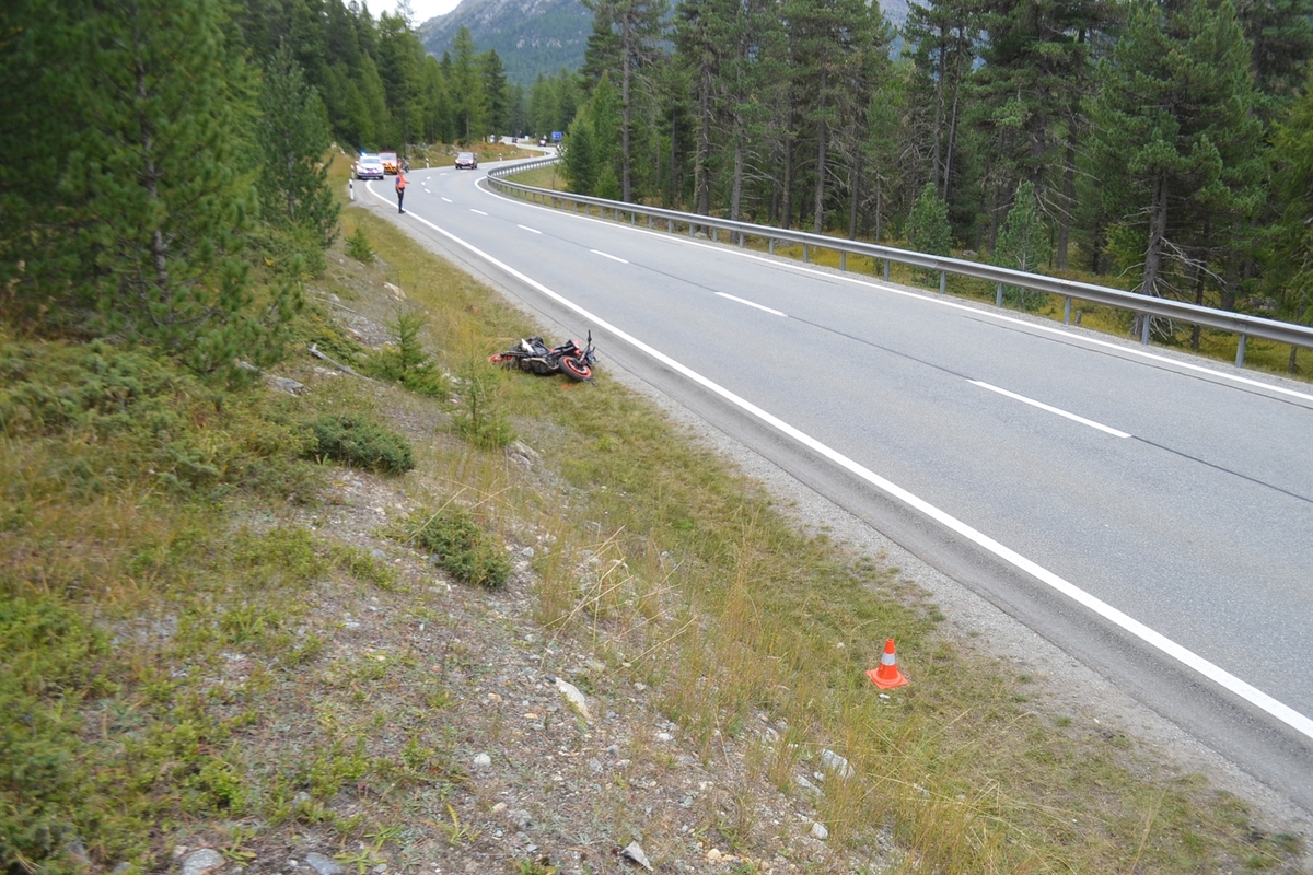 Pontresina GR - Motorradlenker bei Unfall gestürzt