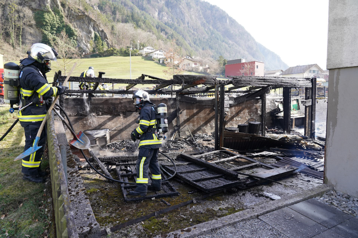 Erstfeld UR – Holzschuppen gerät in Brand