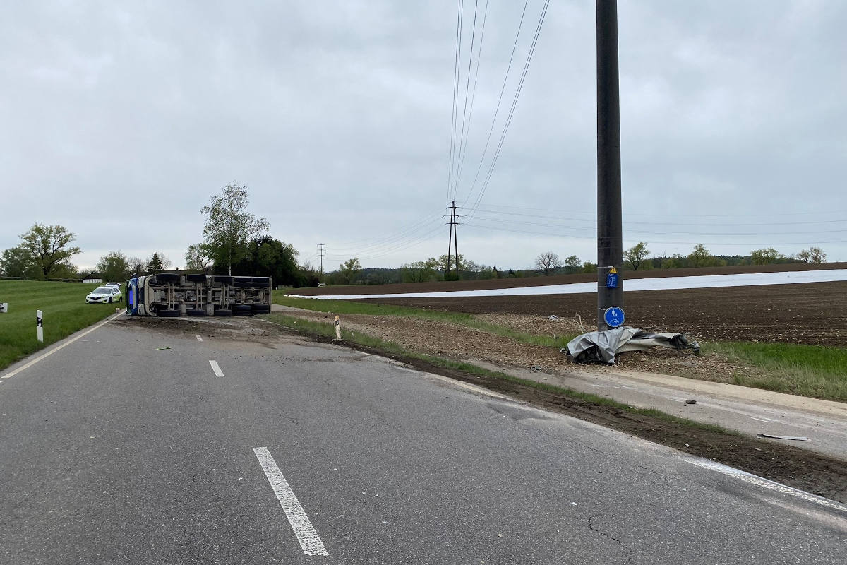 Neerach ZH – Lastwagen auf die Seite gekippt