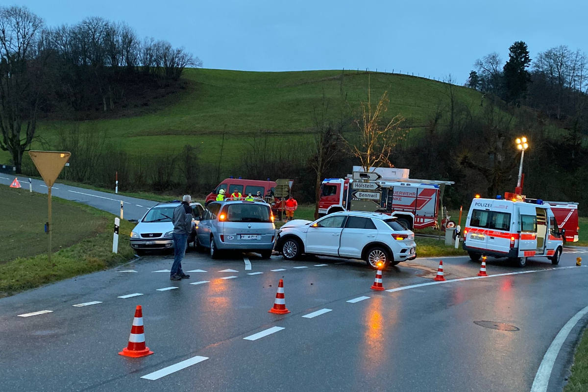 Hölstein BL – Kollision zwischen drei Personenwagen