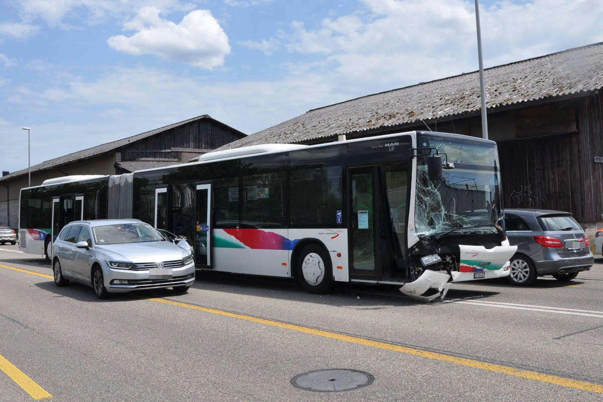 Zuchwil SO – Kollision zwischen Auto und ASM-Linienbus 