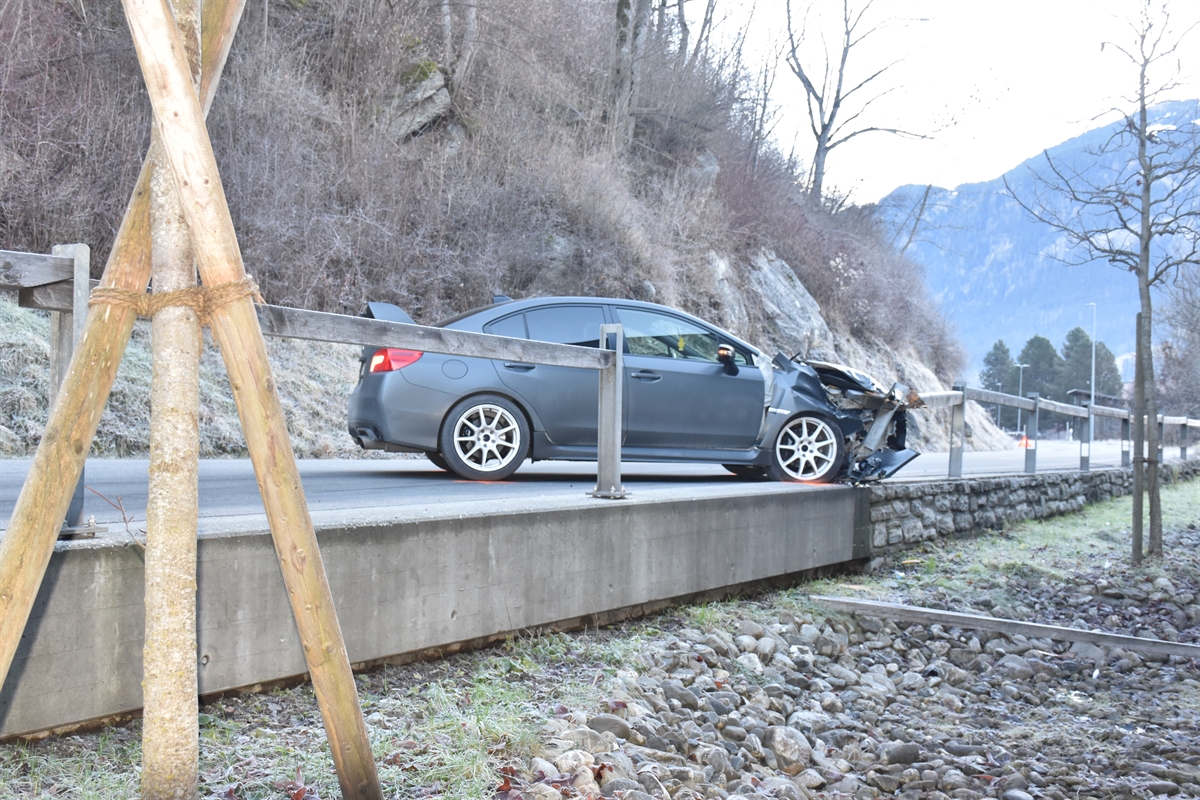 Ilanz GR – Personenwagen kollidiert nach Überholmanöver eines Velofahrers mit Bündner Zaun