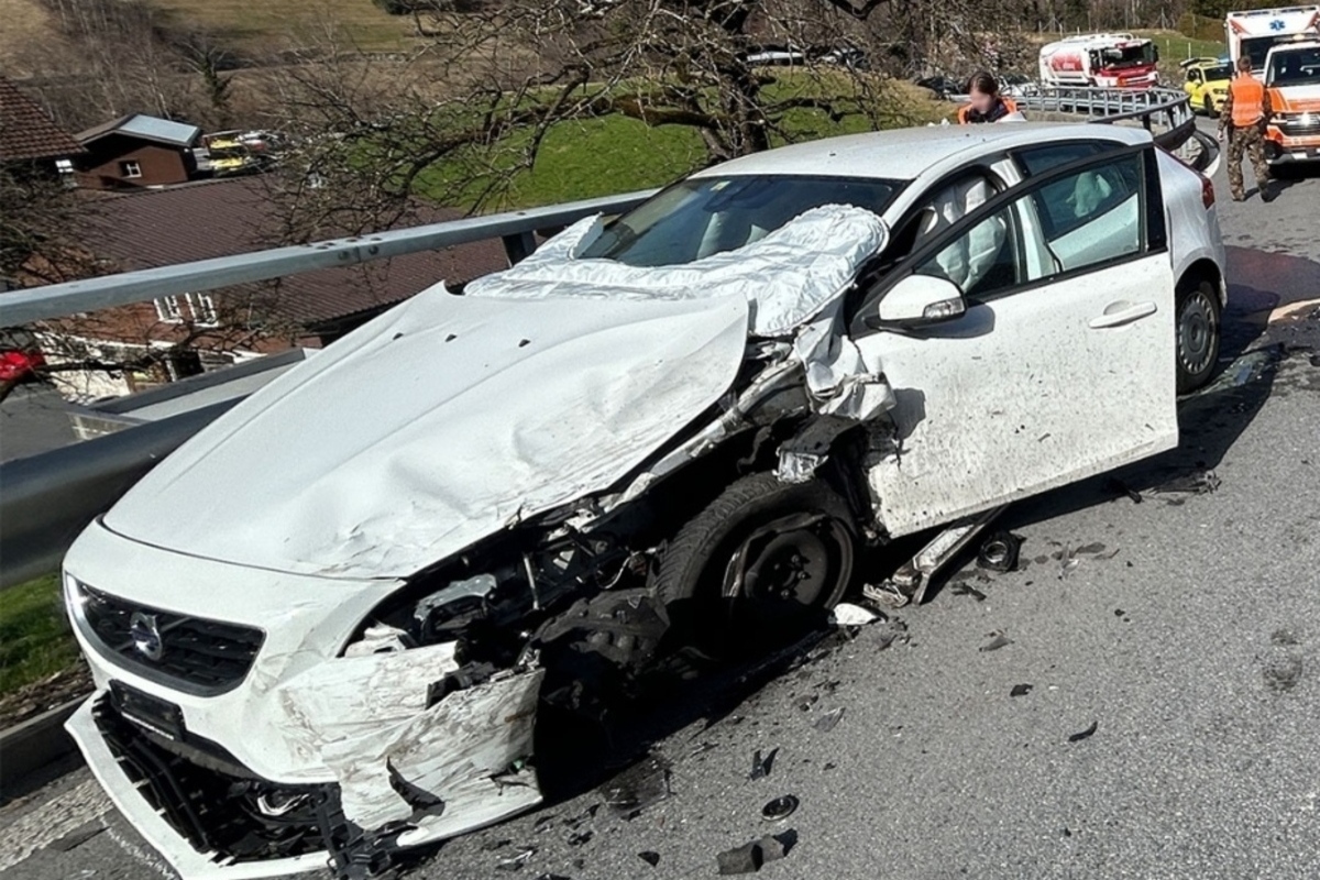 Bürglen OW – Autos prallen bei Unfall frontal zusammen