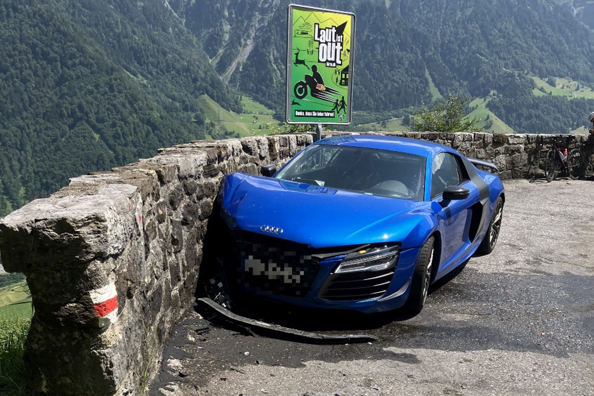 Totalschaden Linthal GL - Kontrolle über Audi auf Klausenpassstrecke verloren