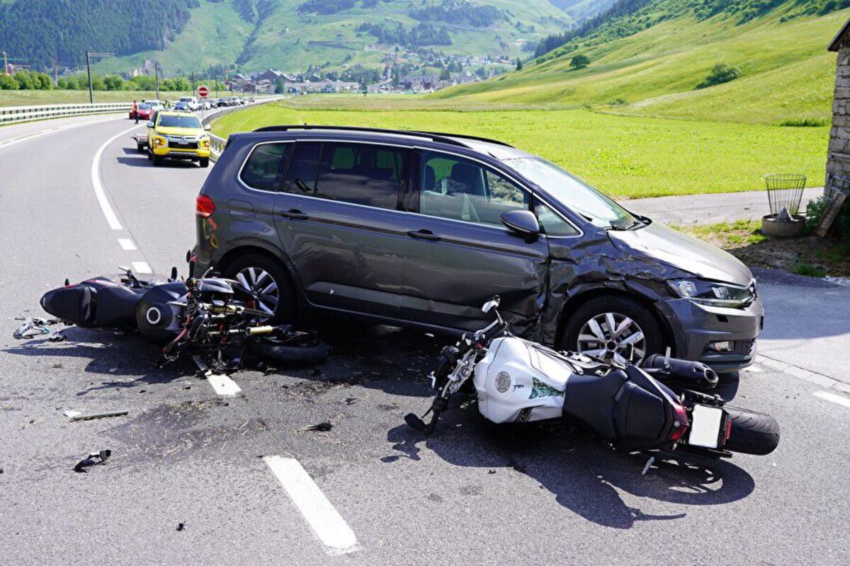 Andermatt UR – Zwei Motorradlenker nach Unfall verletzt