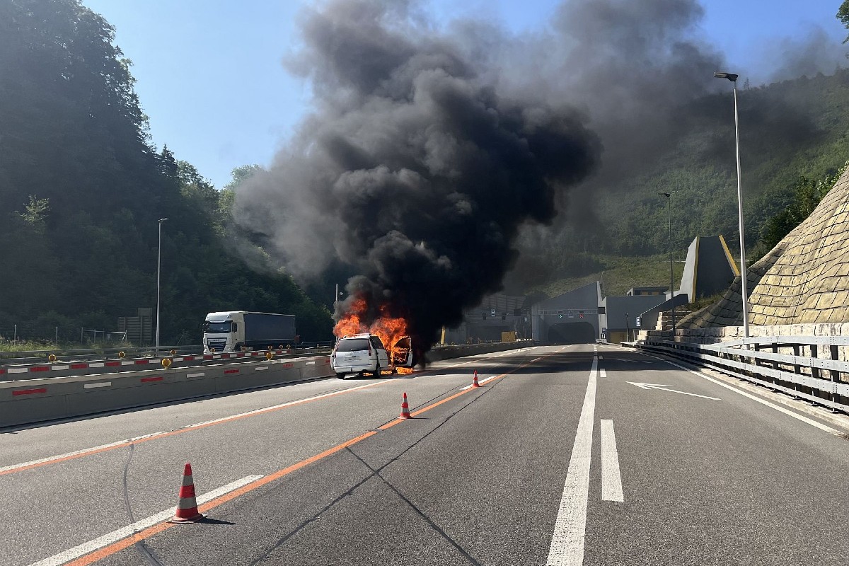 Belchentunnel Eptingen BL - Auto auf der A2 von Flammen völlig zerstört