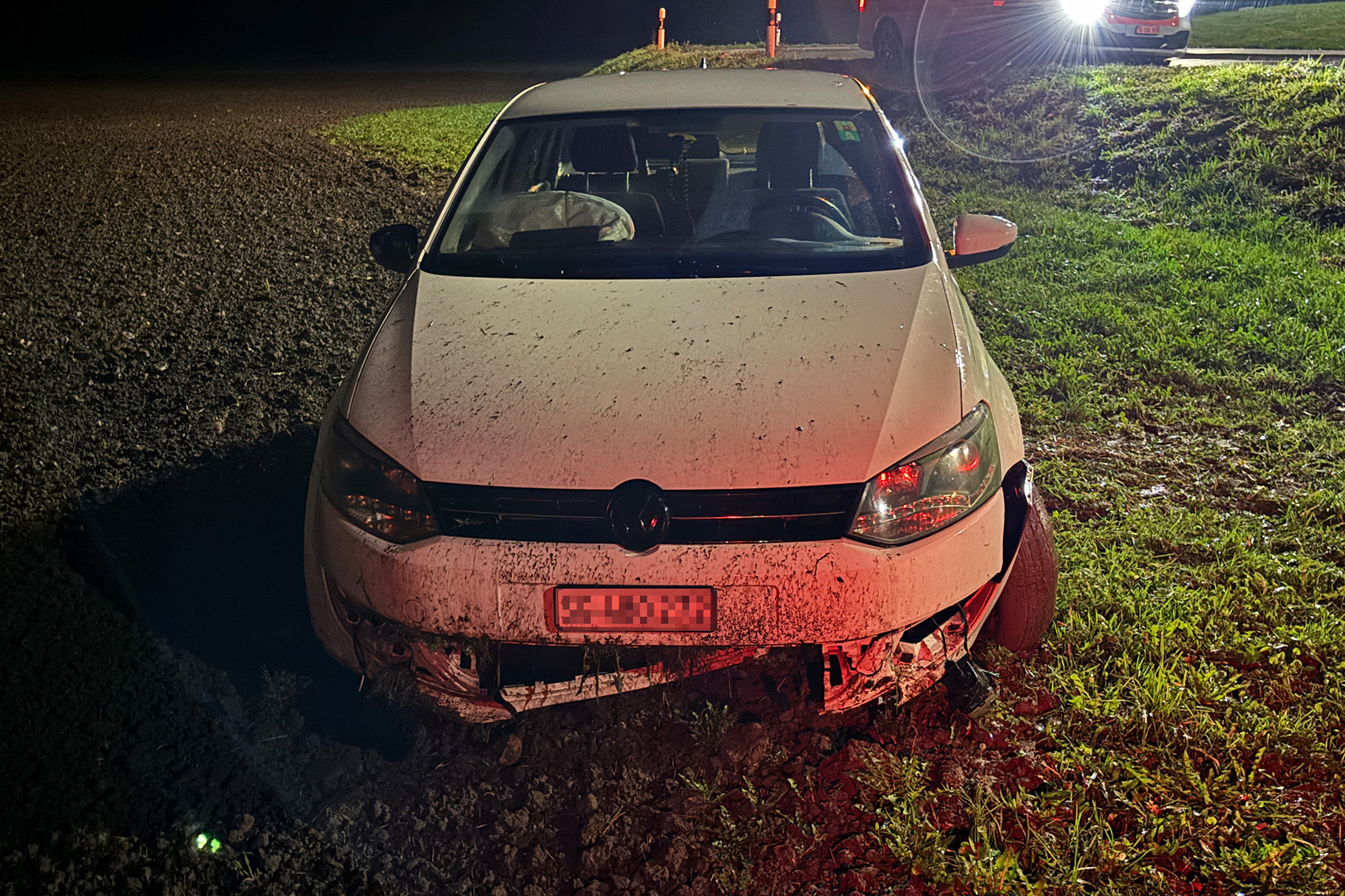 Rickenbach TG – Fahrunfähiger Autofahrer flieht nach Selbstunfall