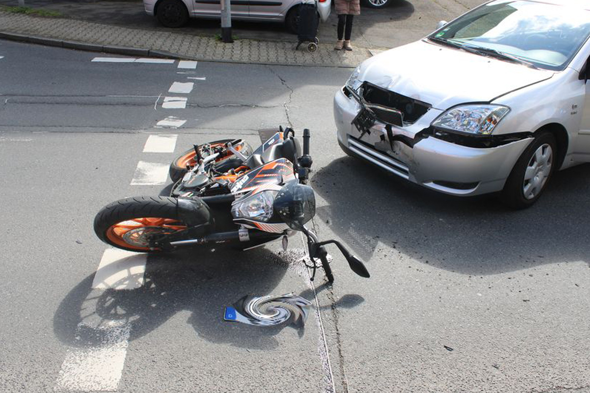 Bergisch Gladbach – Fahrerin übersieht Motorrad beim Abbiegen