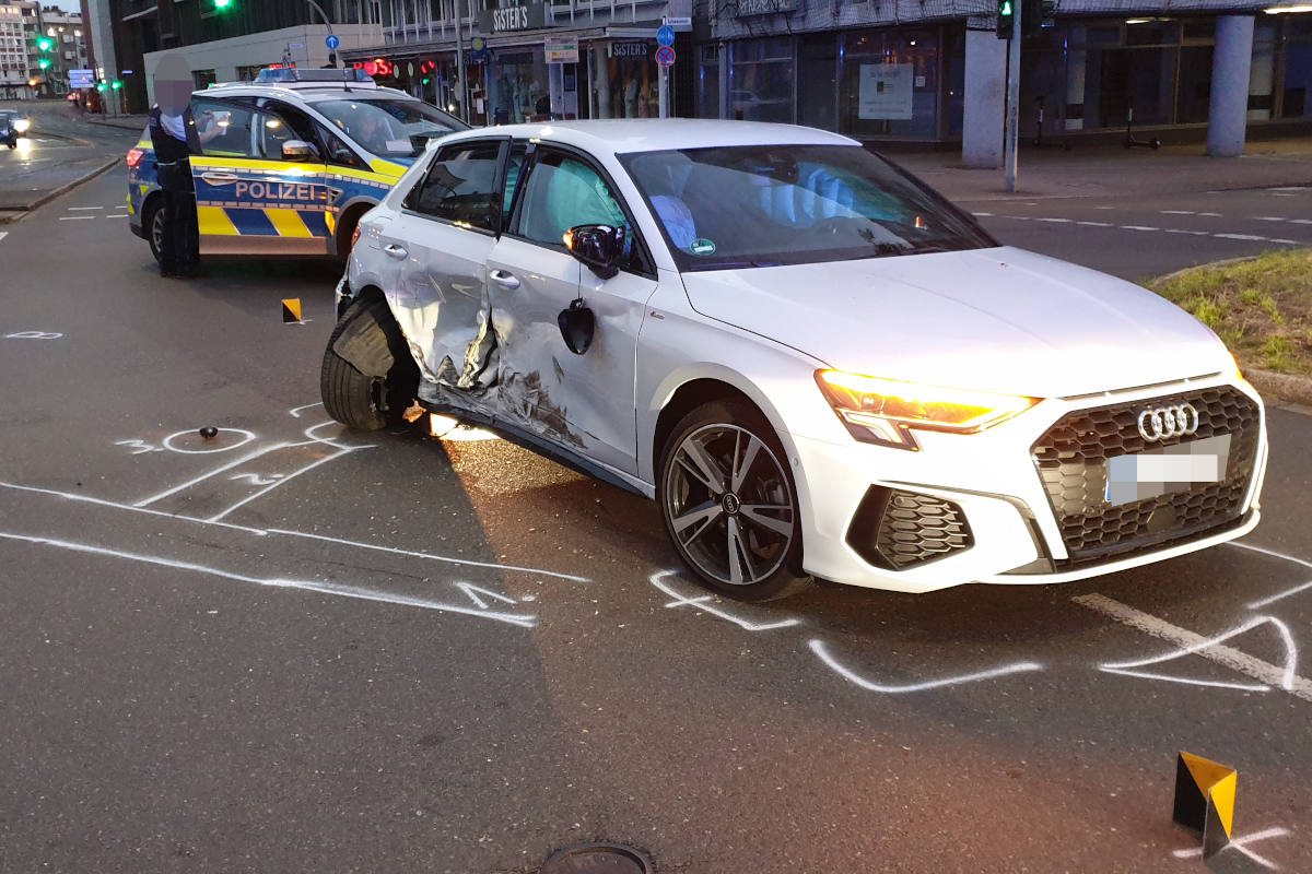 Duisburg – Unbeteiligte Autofahrerin nach Rennen verletzt – zweiter Autofahrer gesucht