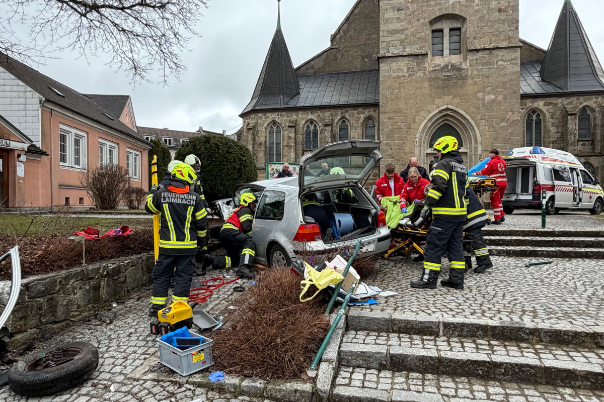 Unfall in Bad Leonfelden – Pkw prallt gegen Treppenaufgang