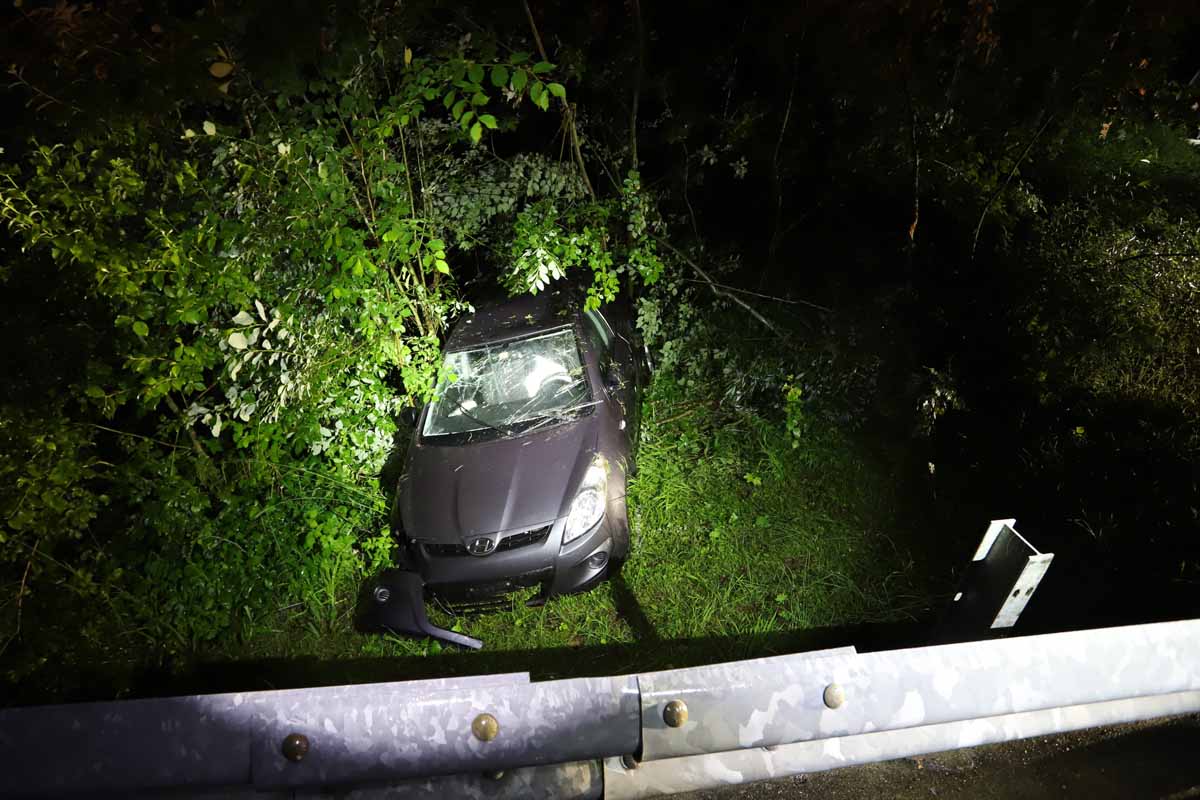 Heftiger Crash in St. Gallen – 19-Jähriger landet nach Unfall im Waldabhang