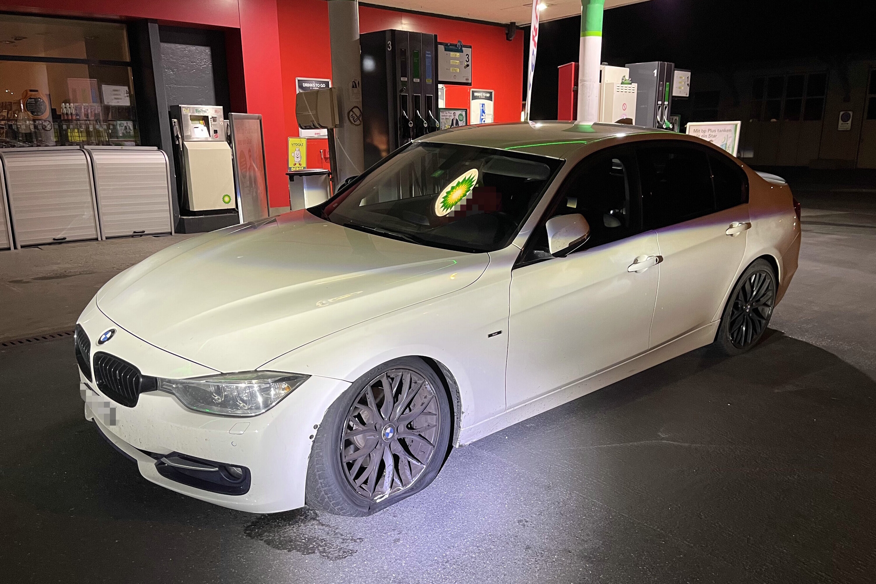 Schmerikon SG – Fahrunfähiger Lenker bedroht Polizisten nach Unfall 