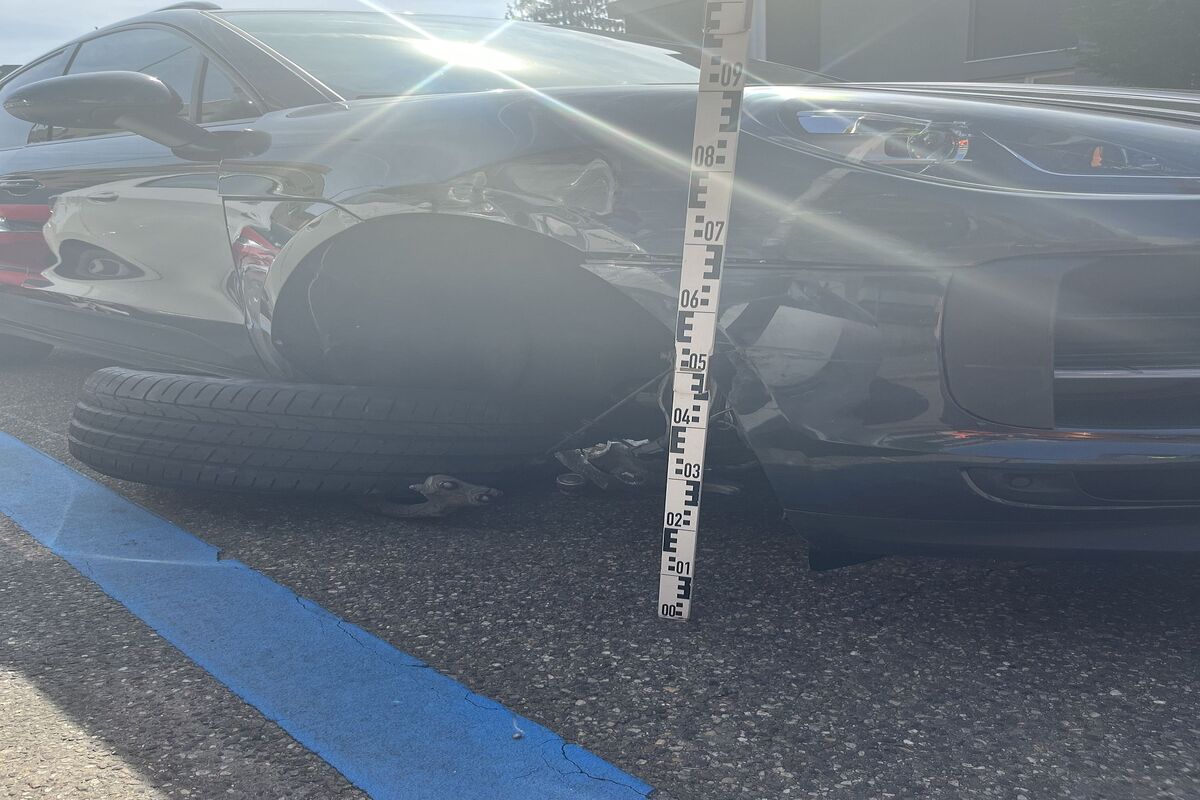 Drei beschädigte Fahrzeuge nach Selbstunfall in Binningen BL