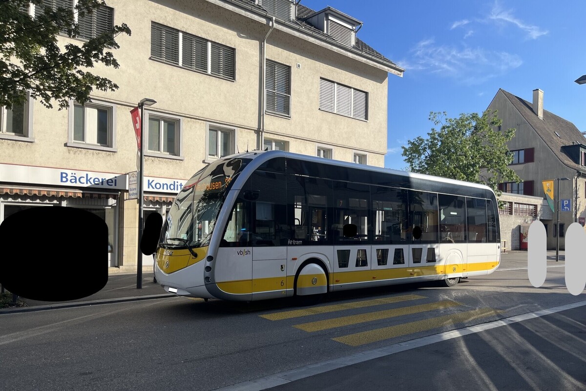 Neuhausen am Rheinfall SH - Linienbus erfasst eine Fussgängerin
